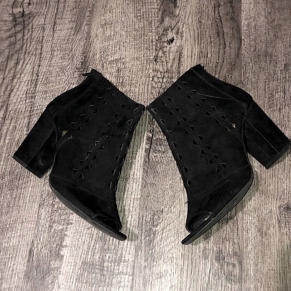 Brash ankle boot size 9.5 w triangle cutouts and open toe - Picture 3 of 5